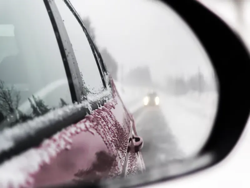بستن جلو پنجره ماشین در زمستان